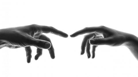 shoeib-abolhassani-ukDEbYnyDsU-unsplash mains d'un homme et d'une femme qui vont se toucher