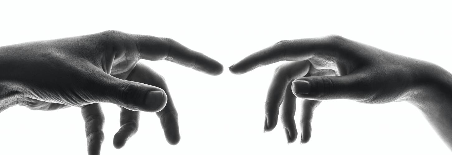 shoeib-abolhassani-ukDEbYnyDsU-unsplash mains d'un homme et d'une femme qui vont se toucher