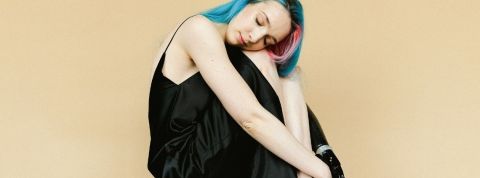 Être célibataire aujourd'hui Une femme avec les cheveux bleus et une robe noire