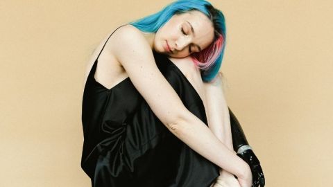 Une femme avec les cheveux bleus et une robe noire