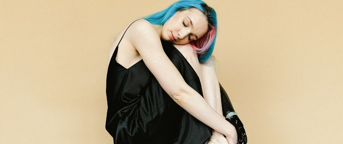 Être célibataire aujourd'hui Une femme avec les cheveux bleus et une robe noire
