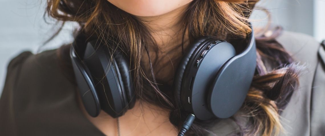 Spotify France lance Ad Studio dès le 24 mars, sa plateforme publicitaire en libre-service, après une première phase d’essai très concluante démarrée en 2020. Casque audio