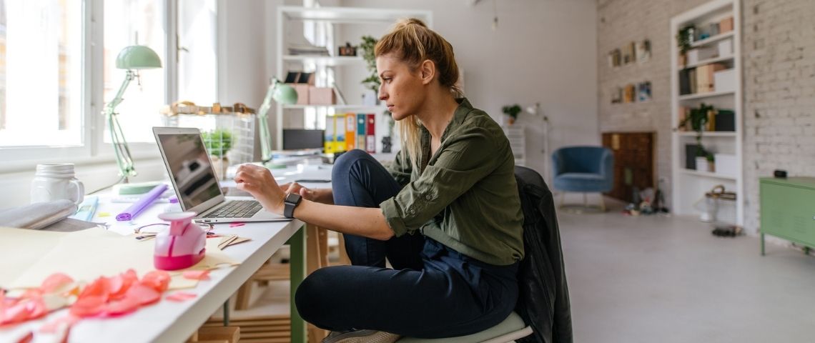 Le temps partagé : un mode de travail flexible pour un meilleur équilibre entre vie pro et perso Une femme travaille sur son laptop