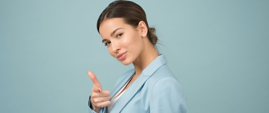 Le groupe TF1 est présente sa toute première promotion d'Expertes à la Une, un programme pour renforcer la représentativité des femmes expertes dans les journaux télévisés de TF1 et LCI. Femme faisant un clin d'oeil