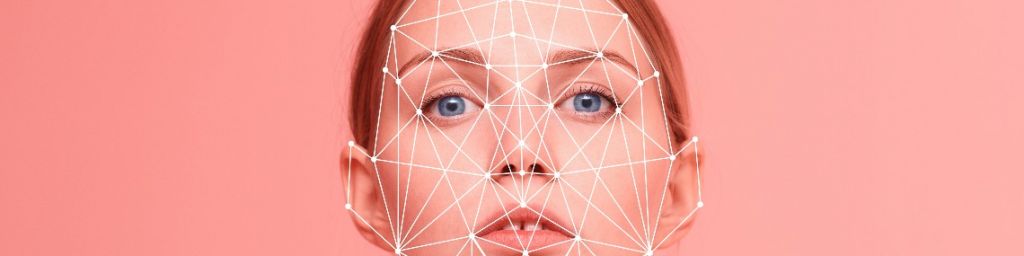 Le visage d'une femme analysé par un ordinateur