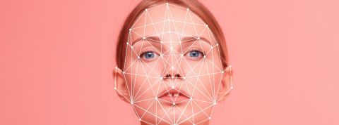 Les I.A. qui notent notre beauté sont partout sur le web Le visage d'une femme analysé par un ordinateur