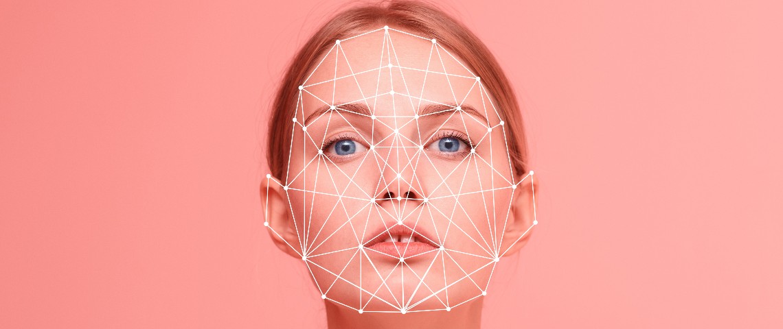 Les I.A. qui notent notre beauté sont partout sur le web Le visage d'une femme analysé par un ordinateur