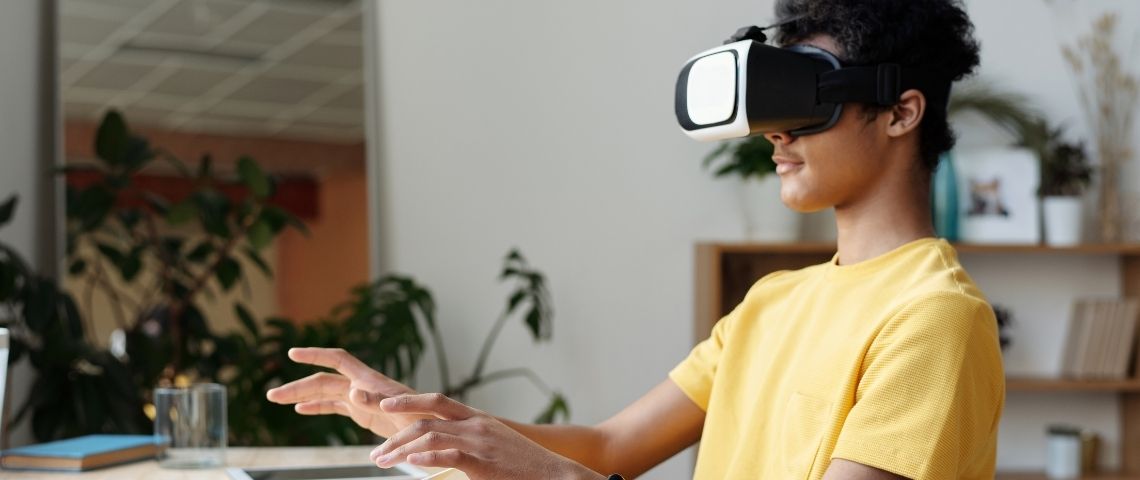 Les groupes Vivendi, Havas et Bolloré lancent Gabereek, une école digitale innovante en partenariat avec openclassrooms Jeune homme avec un casque de réalité augmentée