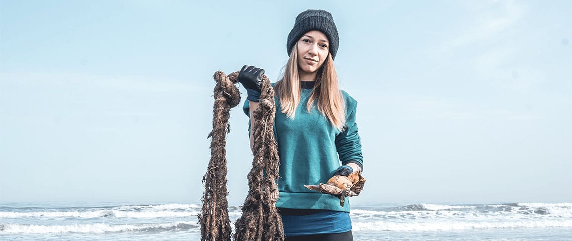Cristian-Palmer jeune fille qui sort des déchets de la mer