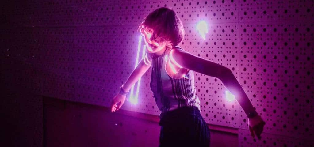 Le futur du streaming musical Femme danse néon