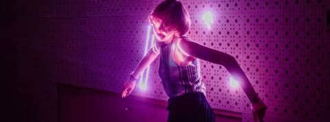 Le futur du streaming musical Femme danse néon