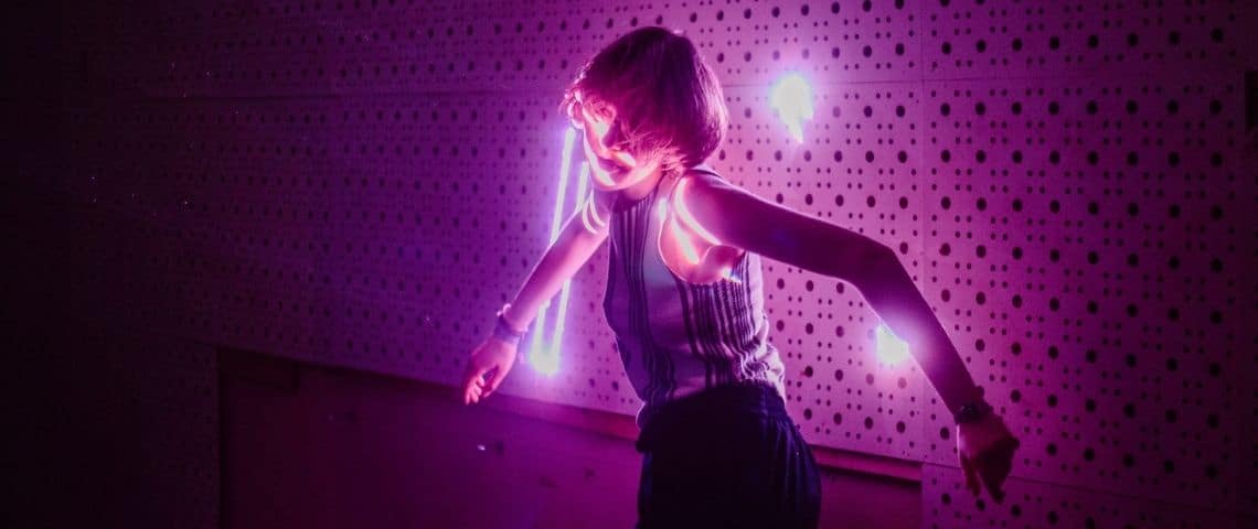 Le futur du streaming musical Femme danse néon