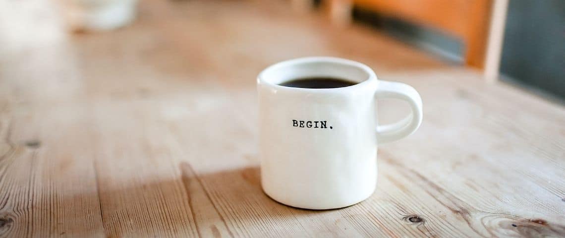 Nowadays Une tasse à café marquée - Begin. -