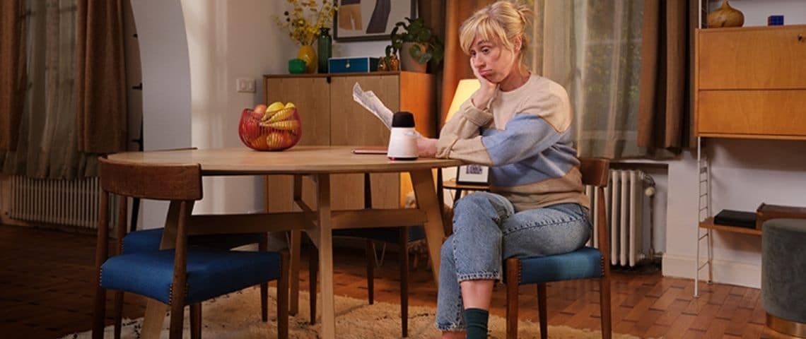 Axa-Angel-nouveau-service-questions-santé-esanté-assurance Une femme assise à table, elle a l'air perplexe, elle se pose une question. Nouvelle campagne Axa