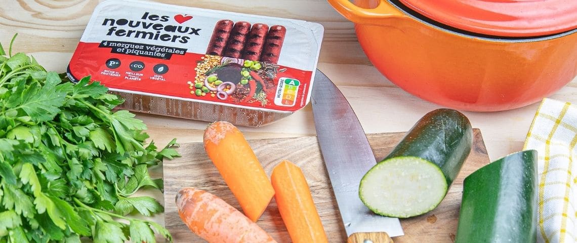 Les-Nouveaux-Fermiers-Végétarien-Végan-Alternative-Viande-BCorp Campagne de lancement des nouvelles saucisses végétales par Les Nouveaux Fermiers, établi avec légumes, couteau, et les nouveaux produits de la marque