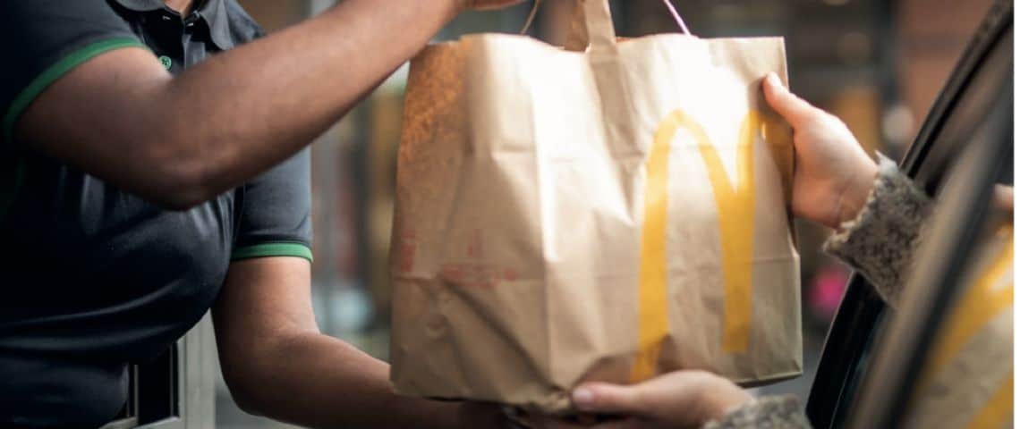 mcdonalds-recyclage-plastique-bouteille Drive McDonald's, une femme donne un sac à un homme dans une voiture