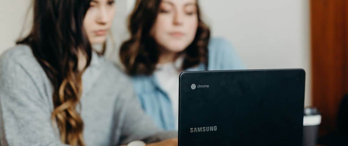 « UX Writing » : quelles bonnes pratiques à avoir pour réussir ? Deux filles devant un écran d'ordinateur