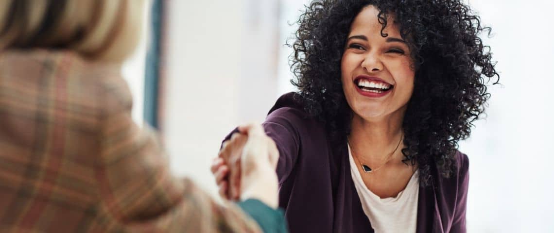 Les perspectives RH 2021 Deux femmes se serrant la main