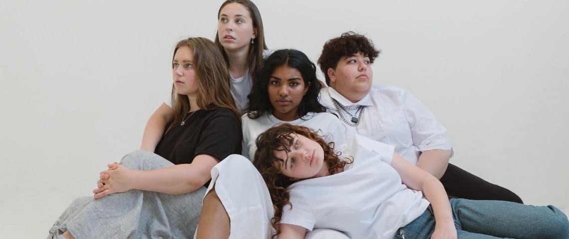 Trois aspects à considérer pour tendre à un design plus responsable (et les questions à se poser !) Plusieurs jeunes femmes côte à côte