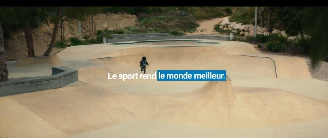 Decathlon Campagne publicitaire Decathlon. Un enfant dans un skatepark
