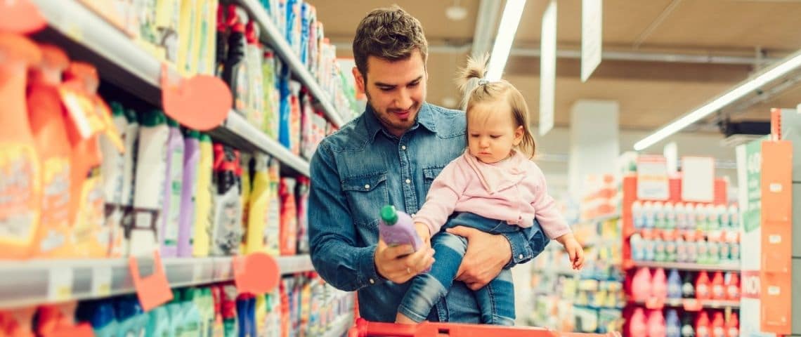 Comment les usages de consommation ont évolué depuis le début de la crise sanitaire ? Un homme et sa filles dans un supermarché