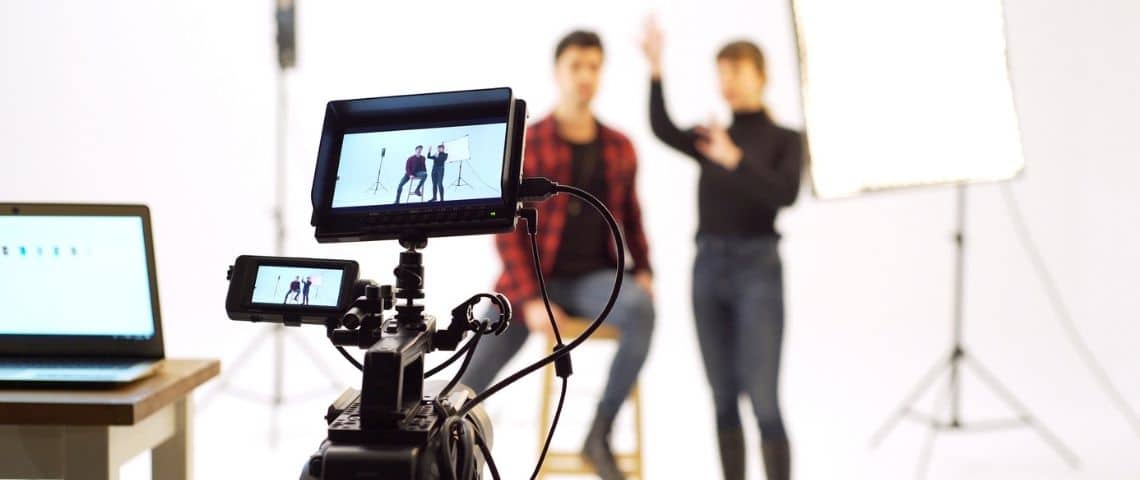 Comment déterminer le budget adéquat à allouer pour créer une vidéo corporate ? Deux personnes en train de tourner une vidéo