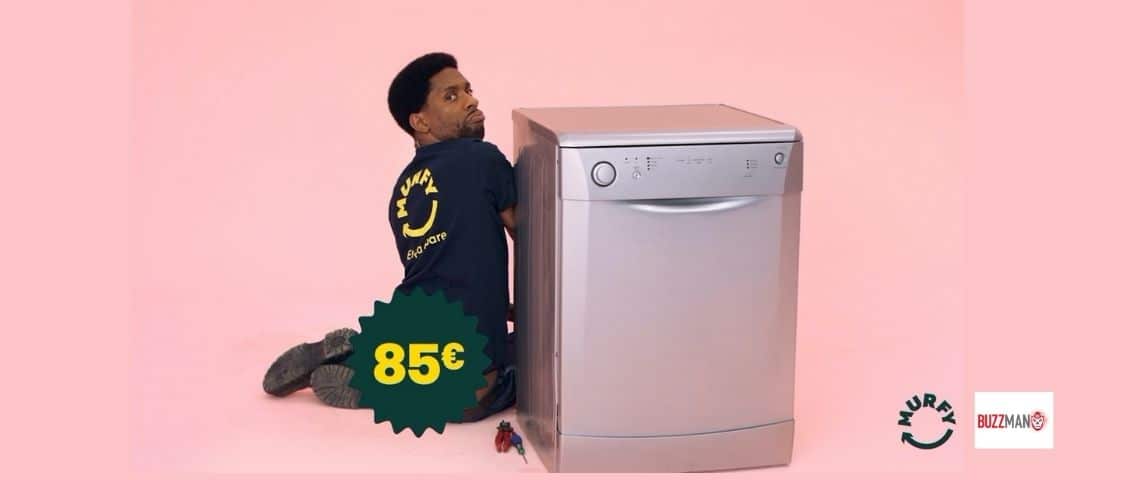 Buzzman-Murphy-éléctroménager-recyclage-réparation-déchet Un homme à coté d'une machine à laver sur un fond rose