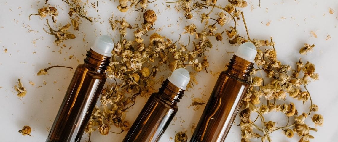 parfum-projet européen-Eudorapa-histoire-olfactif Plusieurs échantillons de parfum sur un lit de fleurs séchées