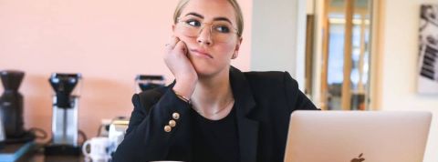 Une femme ennuyée devant son ordinateur