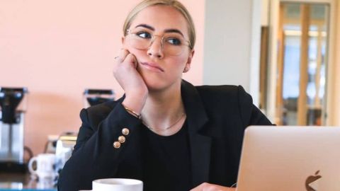 Pourquoi nous n’intéressons pas les audiences ? Une femme ennuyée devant son ordinateur