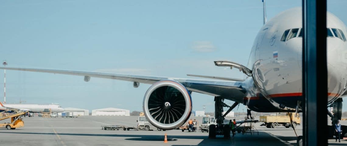 Total Un avion sur un parvis d'atterrissage