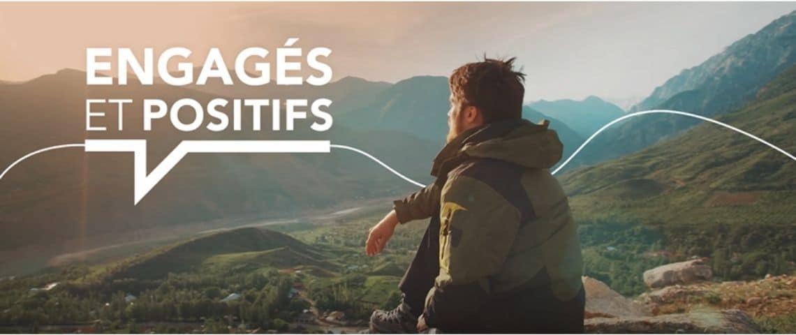 Allianz France, assureur historiquement engagé pour un avenir durable, est le parrain du nouveau programme court - Engagés et positifs - , diffusé dès le 3 avril 2021 sur TF1 Homme contemplant un paysage de montagne