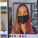 Une femme devant le miroir connecté du salon de coiffureAmazon