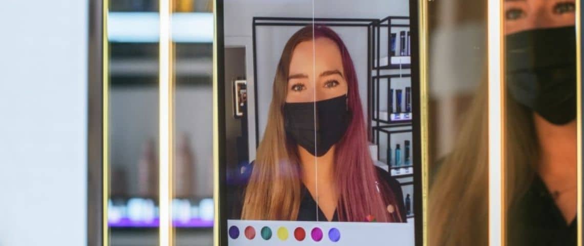 Mais pourquoi Amazon se lance dans la coiffure Une femme devant le miroir connecté du salon de coiffureAmazon