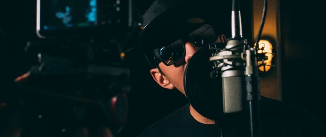 Apple investit dans UnitedMasters pour que le modèle de la distribution musicale soit davantage équitable et centrée sur l’artiste. Jeunes homme devant un micro
