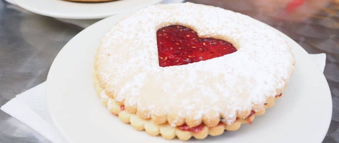 Yuka intègre l’Éco-score dans son application afin d’évaluer l’impact environnemental des produits alimentaires. Biscuits avec un coeur au milieu