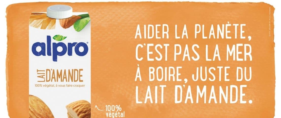 Alpro dévoile sa nouvelle campagne signée Fred & Farid Paris : Pour aider la planète, on peut aussi faire plaisir à nos papilles Message : Agir pour la planete, c'est pas la mer à boire, c'est juste du lait d'amande - avec une bouteille de lait d'amande à côté