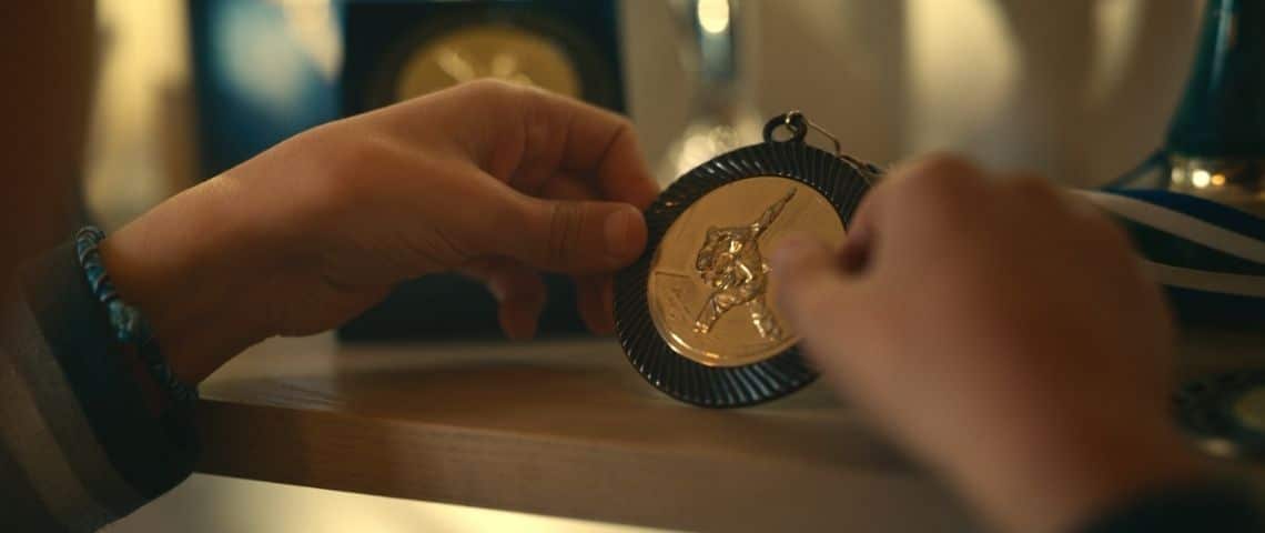 BN, la marque iconique au sourire, revient avec de grandes ambitions, accompagnée par l'agence TBWA Jeune garçon tenant une médaille dans ses mains