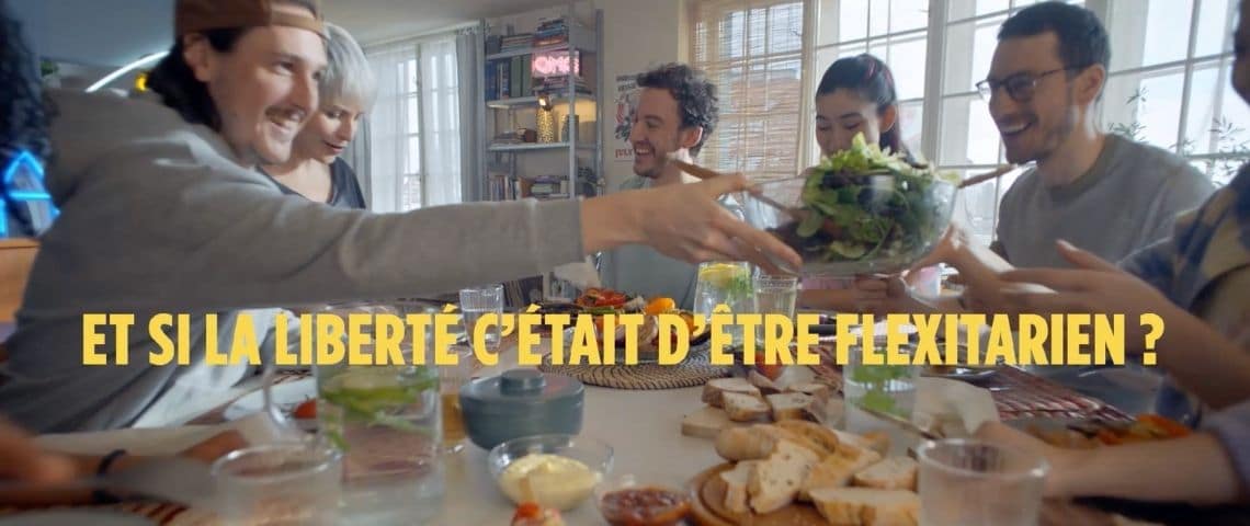 Conscients des évolutions profondes de la société, les professionnels de la filière Élevage et Viande, réunis au sein d’Interbev, poursuivent la campagne « Naturellement Flexitariens » et son mot d’ordre « aimez la viande, mangez-en mieux. » Personne partageant un repas avec le message sivant : - Et si la liberté c'était d'être fléxitarien ? -