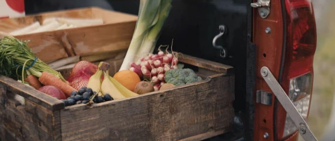 Lidl revient en TV avec une nouvelle campagne signée Australie.GAD et revendique ses produits Made In France. Cageots de légumes à l'arrière d'une voiture