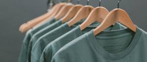 Des t-shirt verts sur cintre