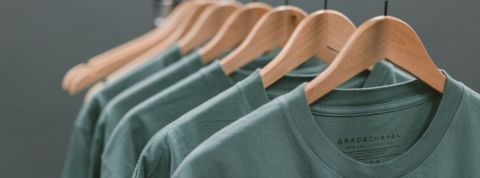 Adoption du score-carbone par l'Assemblée Nationale Des t-shirt verts sur cintre