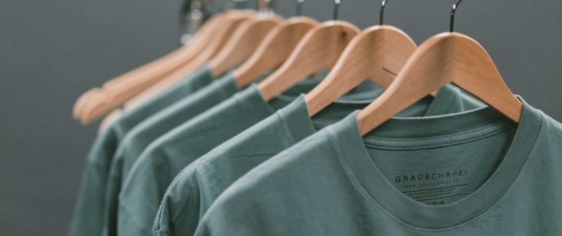Adoption du score-carbone par l'Assemblée Nationale Des t-shirt verts sur cintre