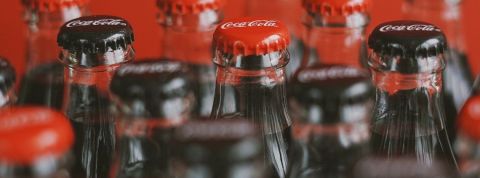 Comment Coca-Cola s'invite dans le métro brésilien ? Des bouteilles de coca-cola en gros plan