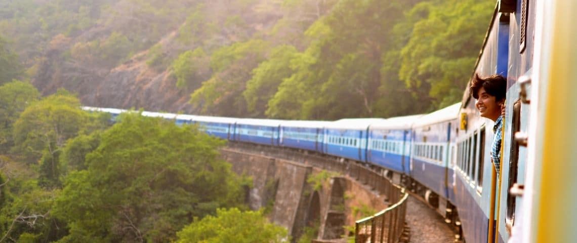Railcoop, première société coopérative d'intérêt collectif de France dédiée au ferroviaire, vient de franchir le palier d’1,5 million d’euros de capital souscrit, condition nécessaire à l’obtention de la licence d’opérateur ferroviaire voyageurs. Train avec une jeune femme passant son visage par la fenêtre