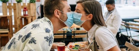 Etude tinder : comment les Z font des rencontres pendant la pandémie ? Deux adolescents qui s'embrassent avec des masques chirurgicaux