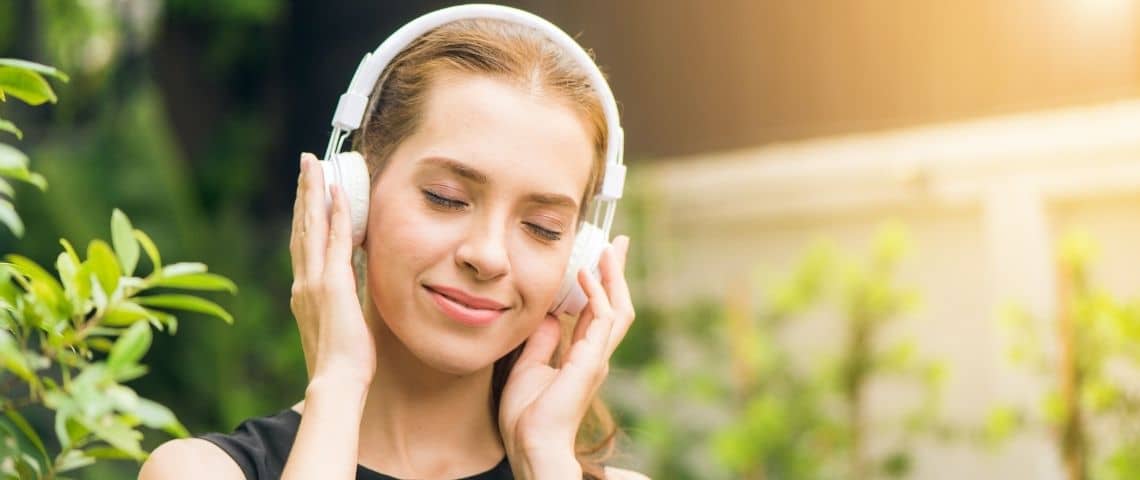 Deezer apporte son soutien aux professionnels de l’AP-HP, Deezer a choisi d’offrir 6 mois d’abonnement Premium via la plateforme Hoptisoins Jeune femme ayant l'air détendue avec un casque sur les oreilles