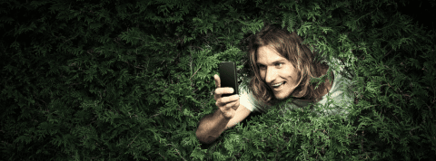 Représentation symbolique d'Instagram qui regarde dans votre smartphone Représentation symbolique d'Instagram qui regarde dans votre smartphone