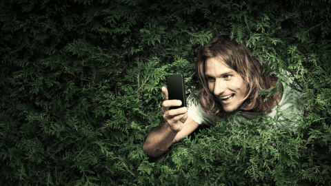 Représentation symbolique d'Instagram qui regarde dans votre smartphone Représentation symbolique d'Instagram qui regarde dans votre smartphone