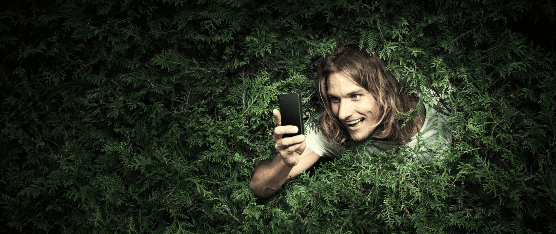 Représentation symbolique d'Instagram qui regarde dans votre smartphone Représentation symbolique d'Instagram qui regarde dans votre smartphone